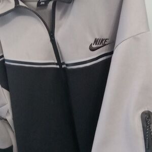 Nike Men's 2 tone black & grey 3 pocket sports tech hoodie by Nike size 2XL